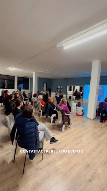 Ospiti seduti durante un evento in sala